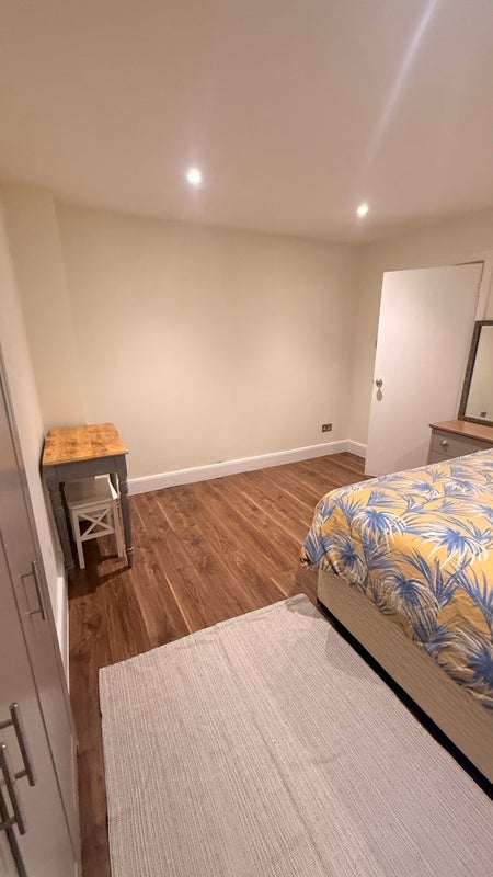 Room Eardley Crescent in Greater London