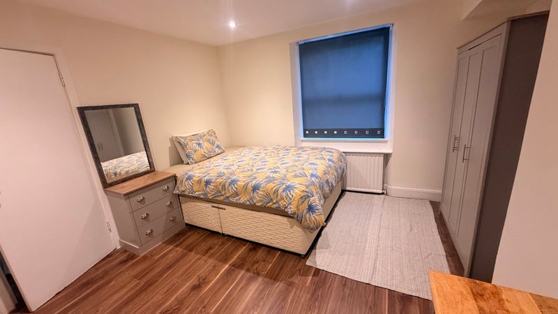 Room Eardley Crescent in Greater London