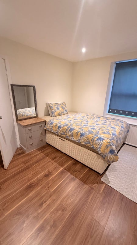 Room Eardley Crescent in Greater London