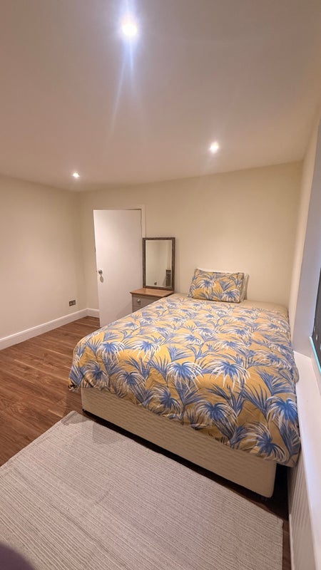 Room Eardley Crescent in Greater London