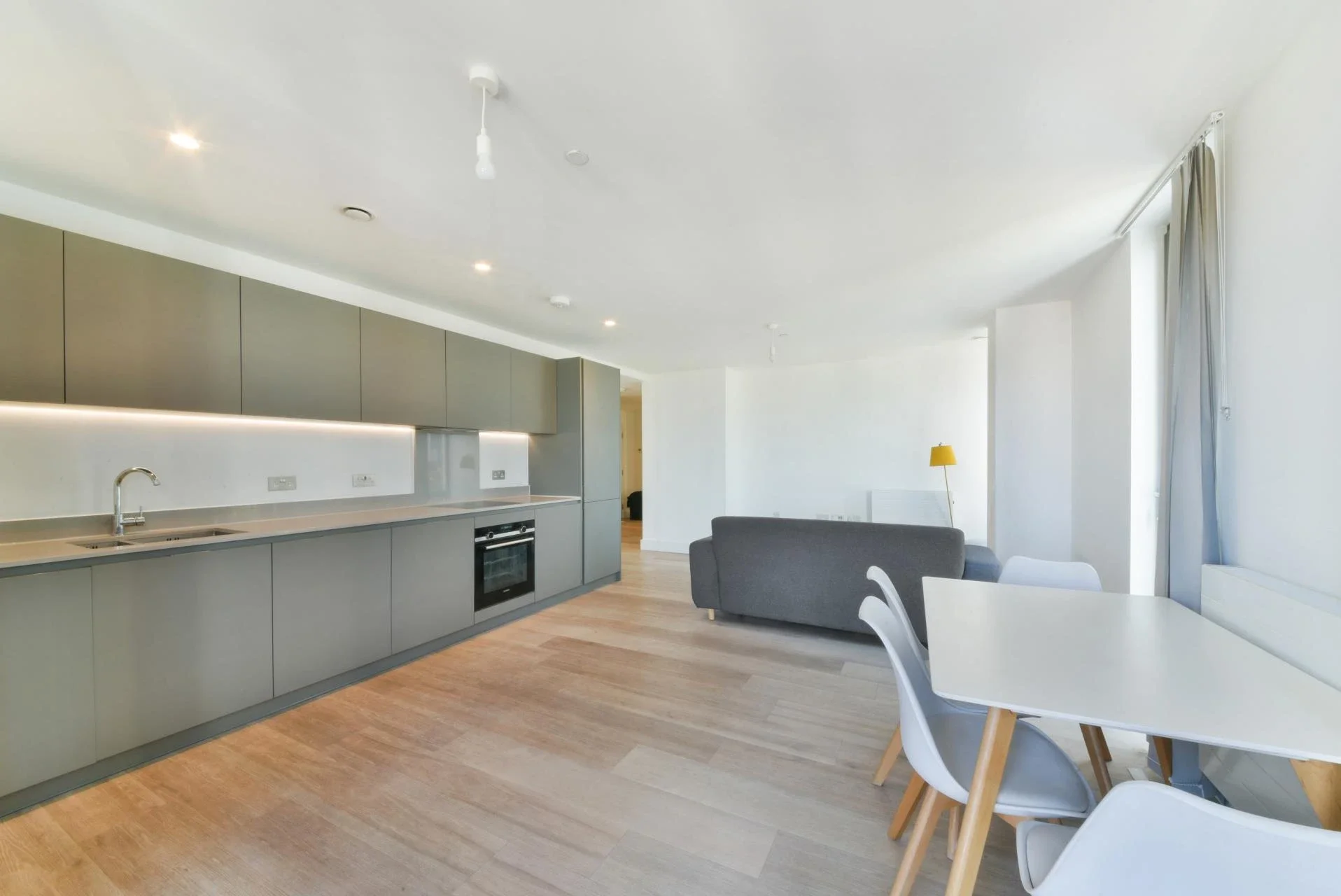 Flat Marshgate Lane in Greater London