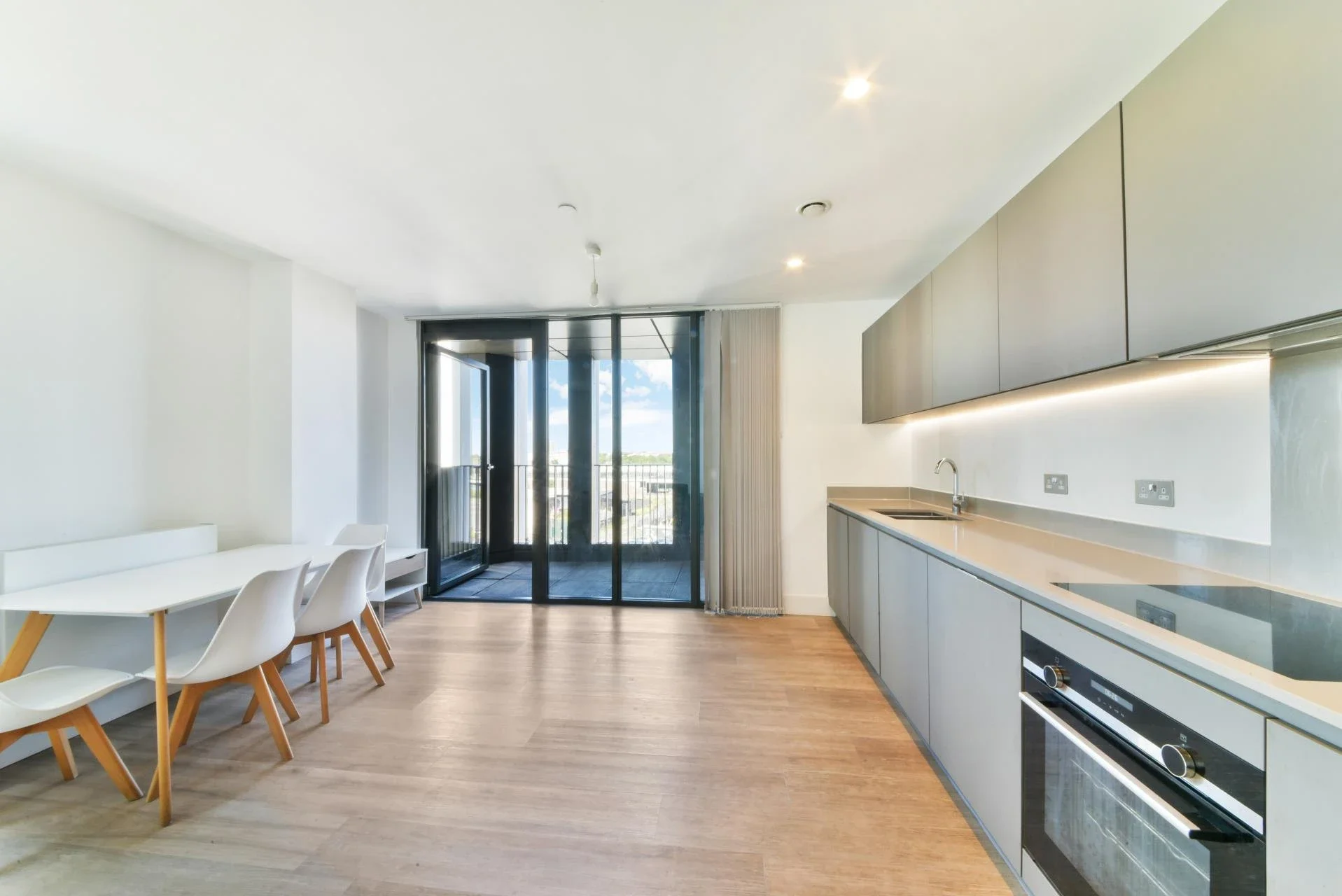 Flat Marshgate Lane in Greater London