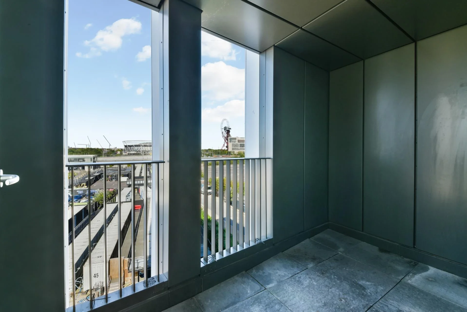 Flat Marshgate Lane in Greater London