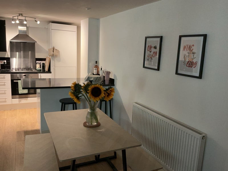 Room Clapham Road in Greater London