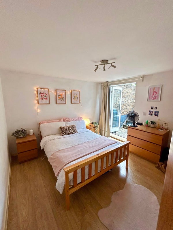 Room Clapham Road in Greater London