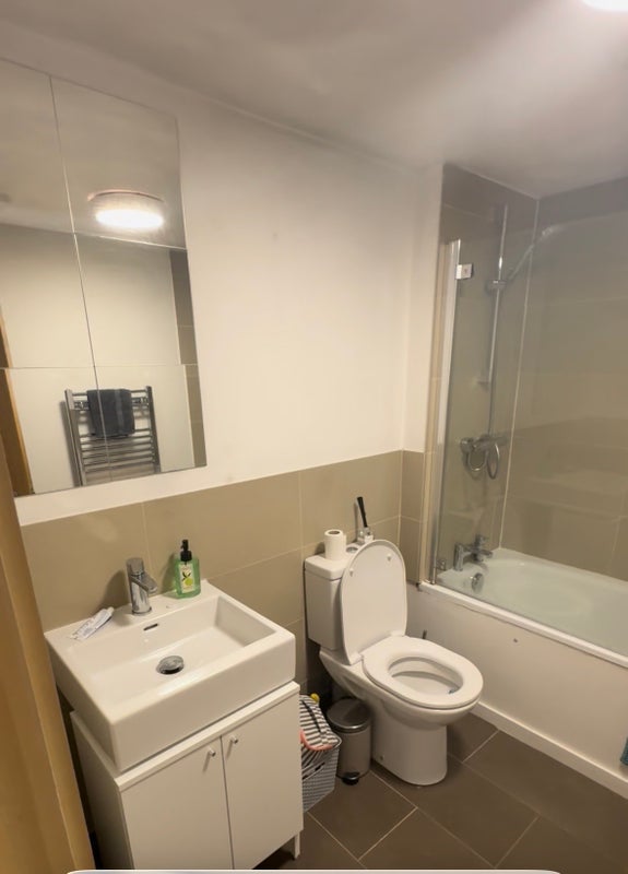 Room Clapham Road in Greater London