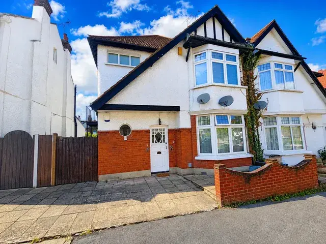 Flat Leigham Court Drive in Southend-on-Sea