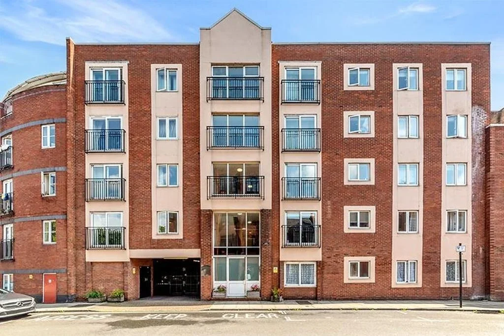 Flat Spert Street in Greater London