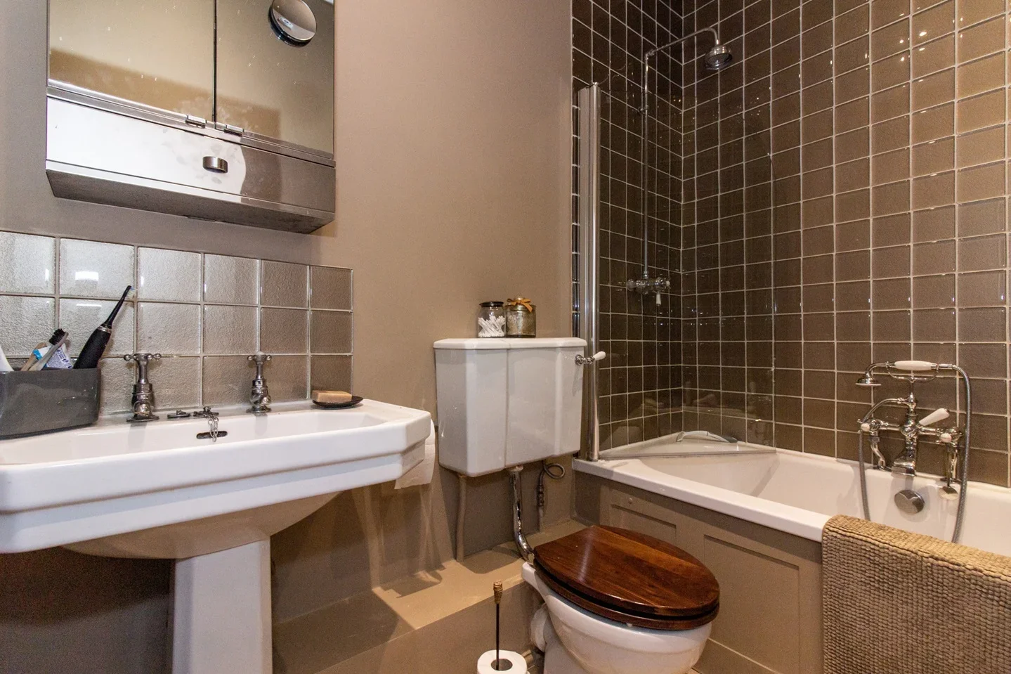 Flat Glenmore Road in Greater London