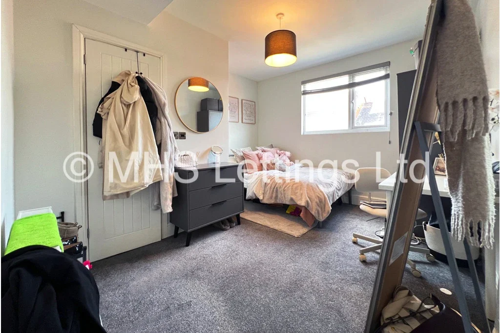 Room Burchett Terrace in Leeds