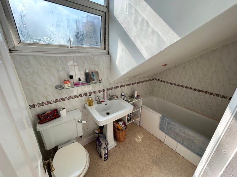 Room Hydethorpe Road in Greater London