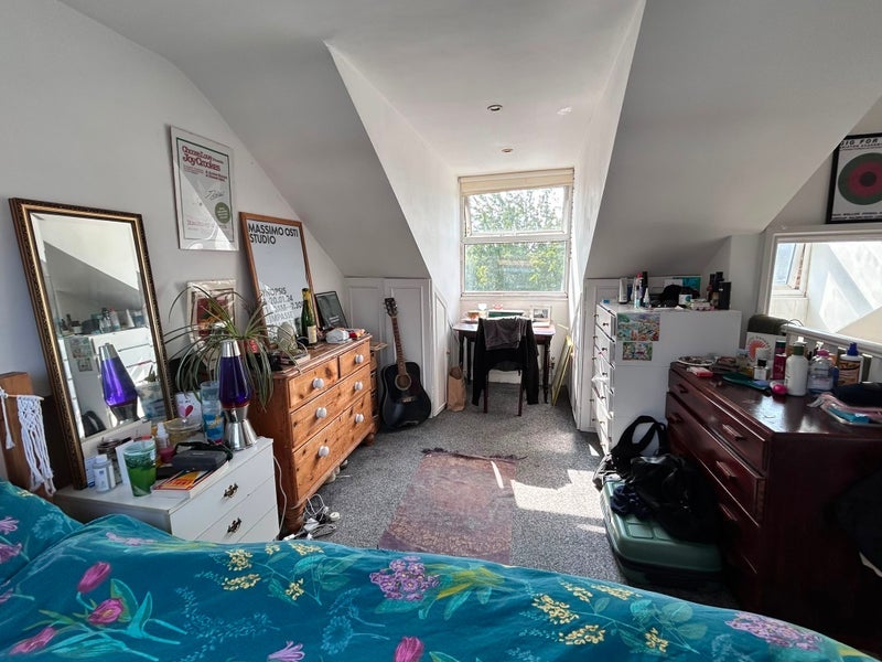 Room Hydethorpe Road in Greater London