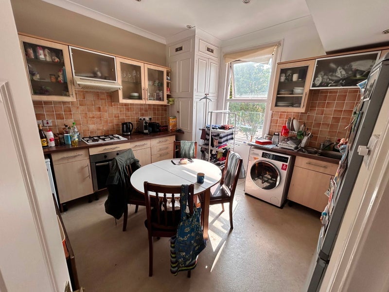 Room Hydethorpe Road in Greater London