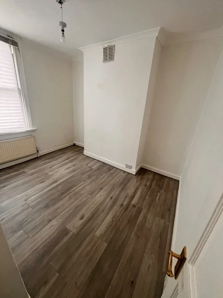 Room Ingledew Road in Greater London
