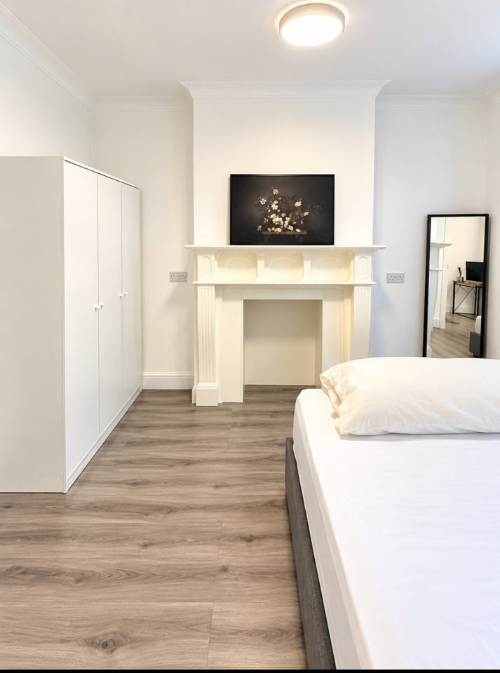 Room Ingledew Road in Greater London