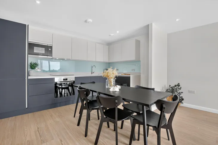 Flat Violet Road in Greater London