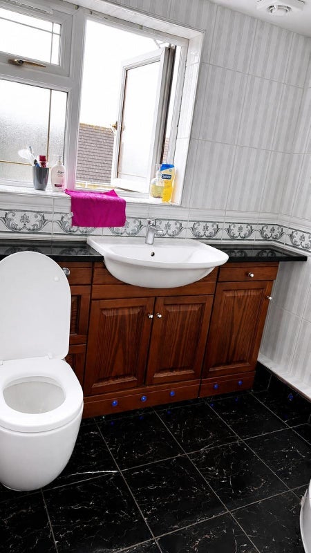 Room Rochfords Gardens in Slough
