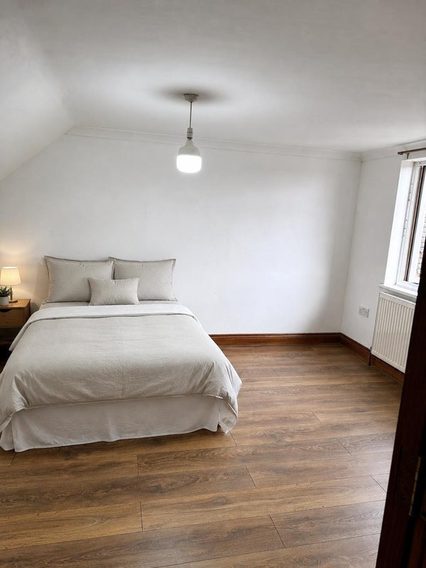 Room Rochfords Gardens in Slough