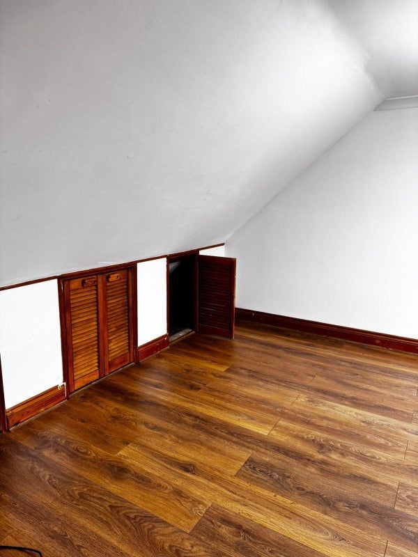Room Rochfords Gardens in Slough