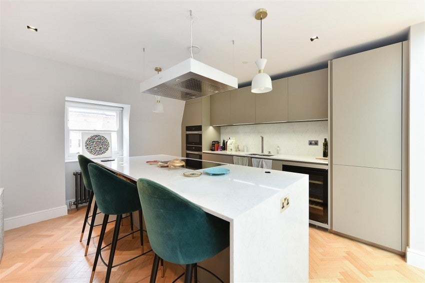 Flat Kensington Court in Greater London