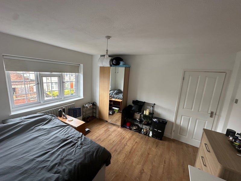Room Cairns Road in Bristol