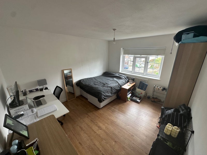 Room Cairns Road in Bristol