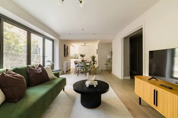 Flat Basing Street in Greater London