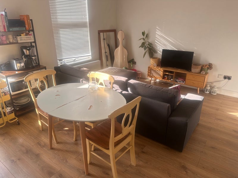 Room Cricketfield Road in Greater London