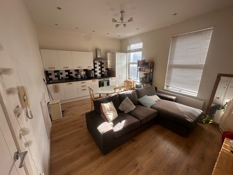 Room Cricketfield Road in Greater London