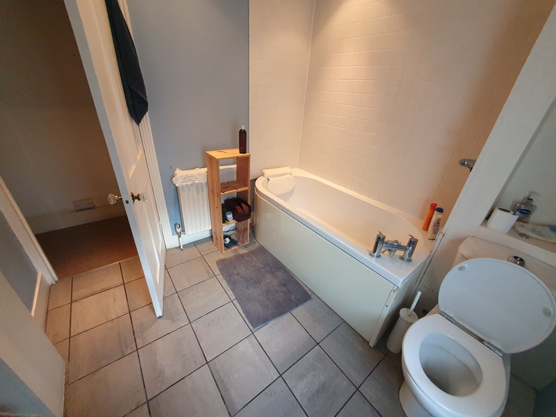 Room Holmewood Gardens in Greater London