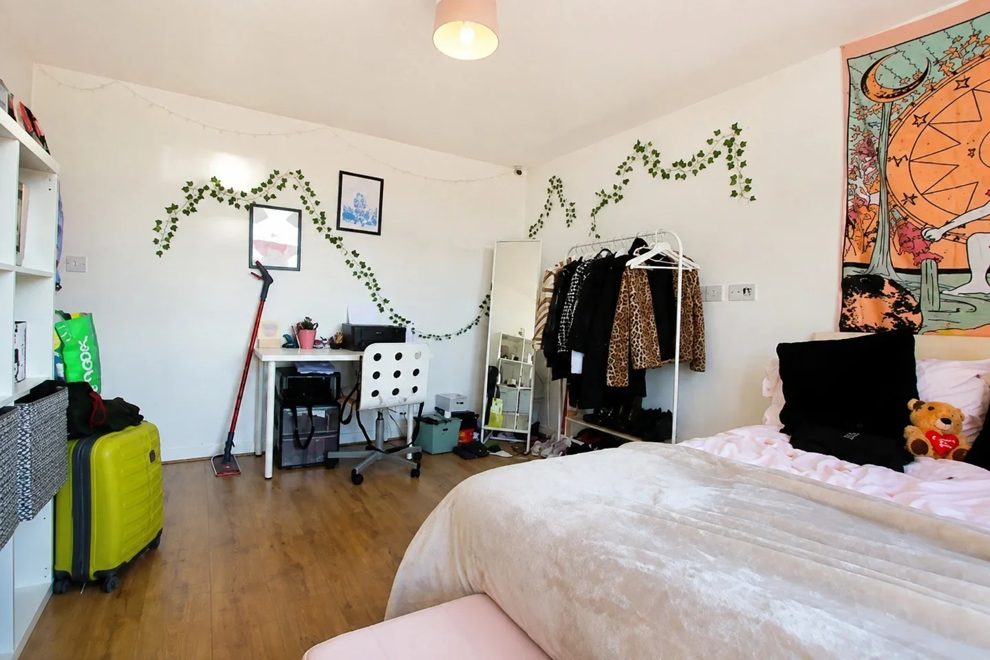 Room Berkeley Road in Greater London