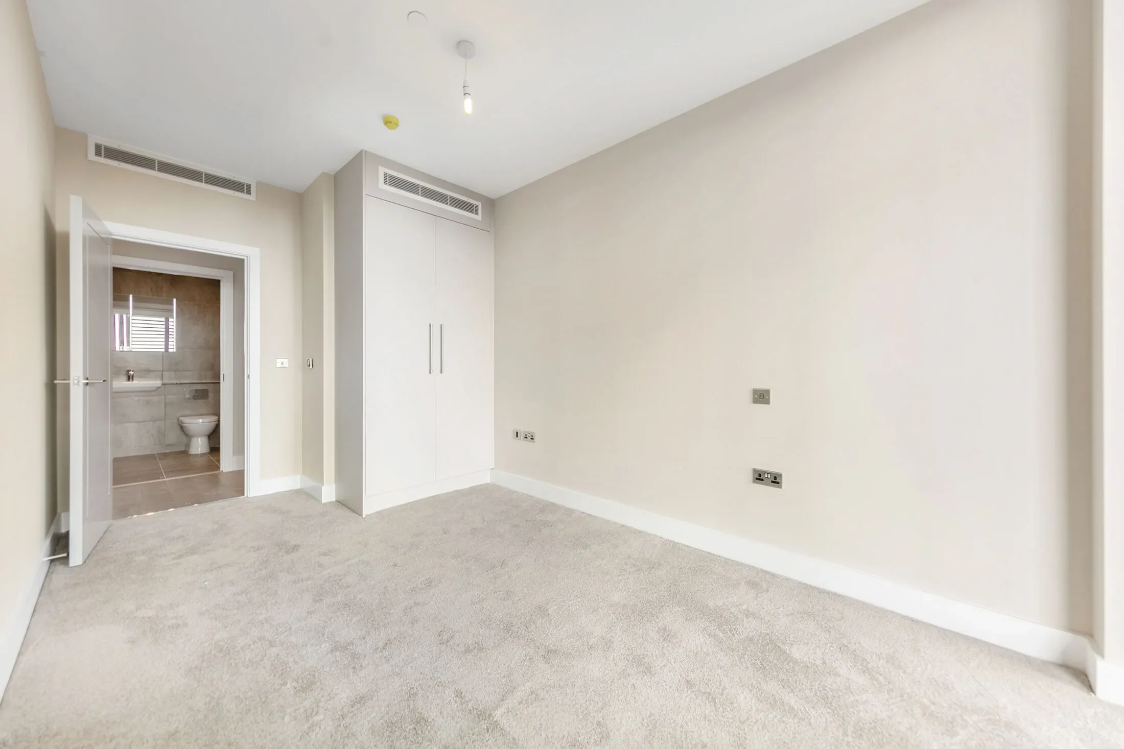 Flat Gwynne Road in Greater London