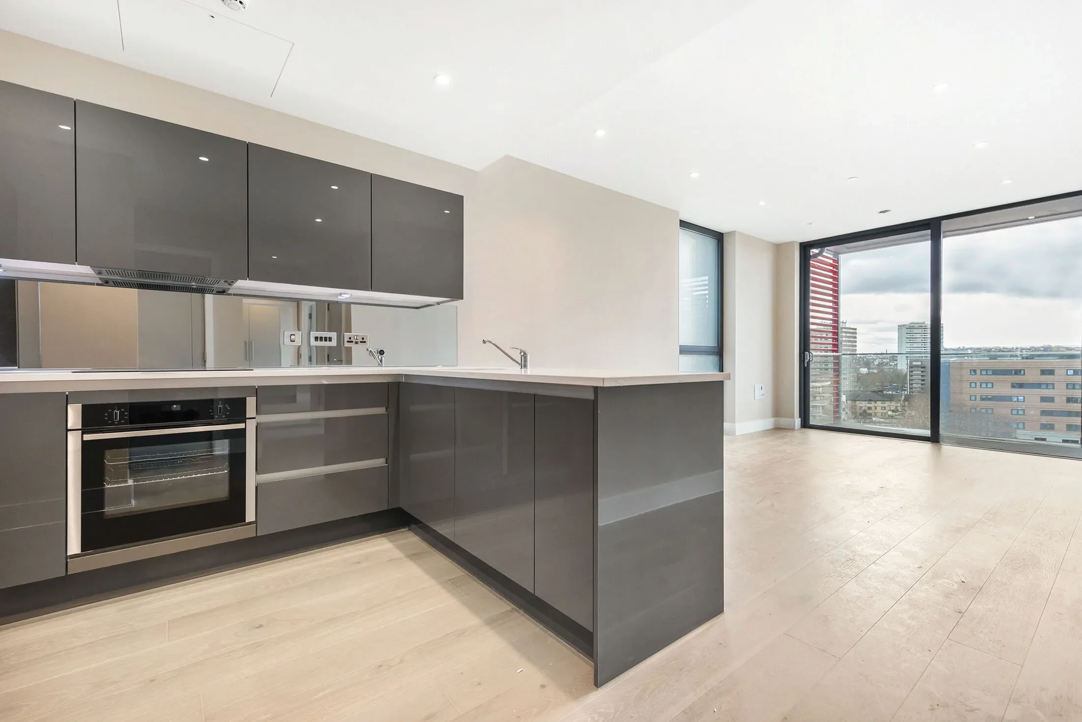 Flat Gwynne Road in Greater London