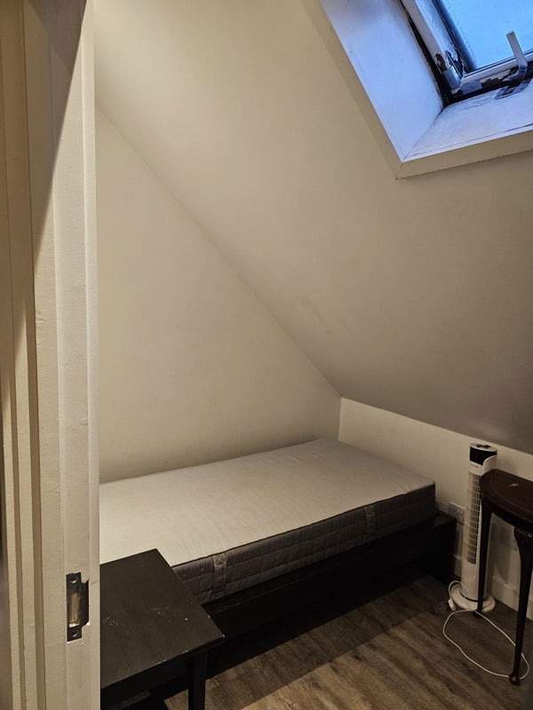 Room Hollybush Hill in Greater London