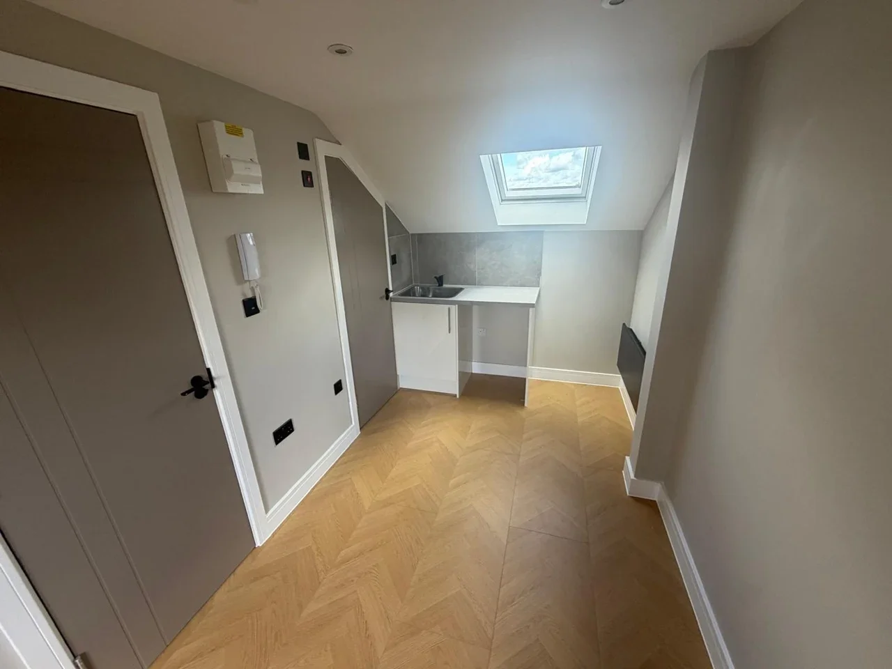 Room Raynton Road in Greater London