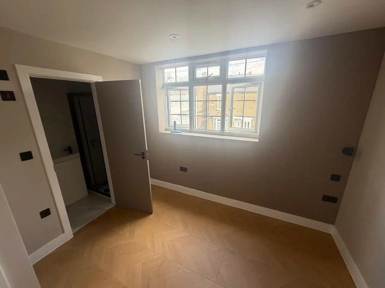 Room Raynton Road in Greater London