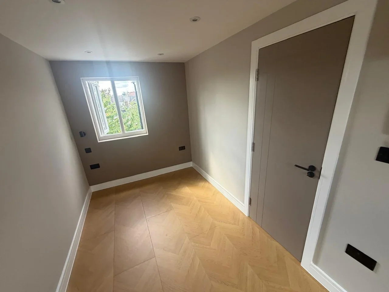 Room Raynton Road in Greater London
