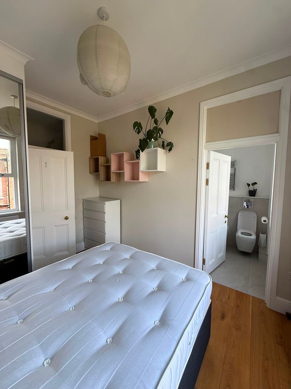 Room Holloway Road in Greater London