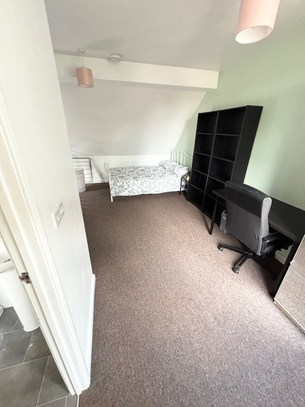Room Charter Avenue in Coventry