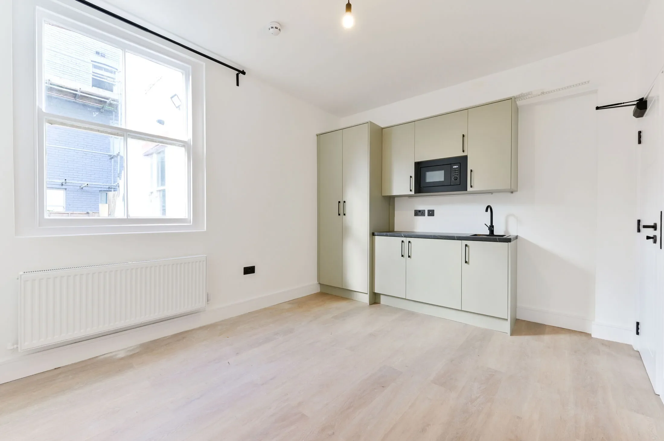 Flat Montpelier Road in Greater London