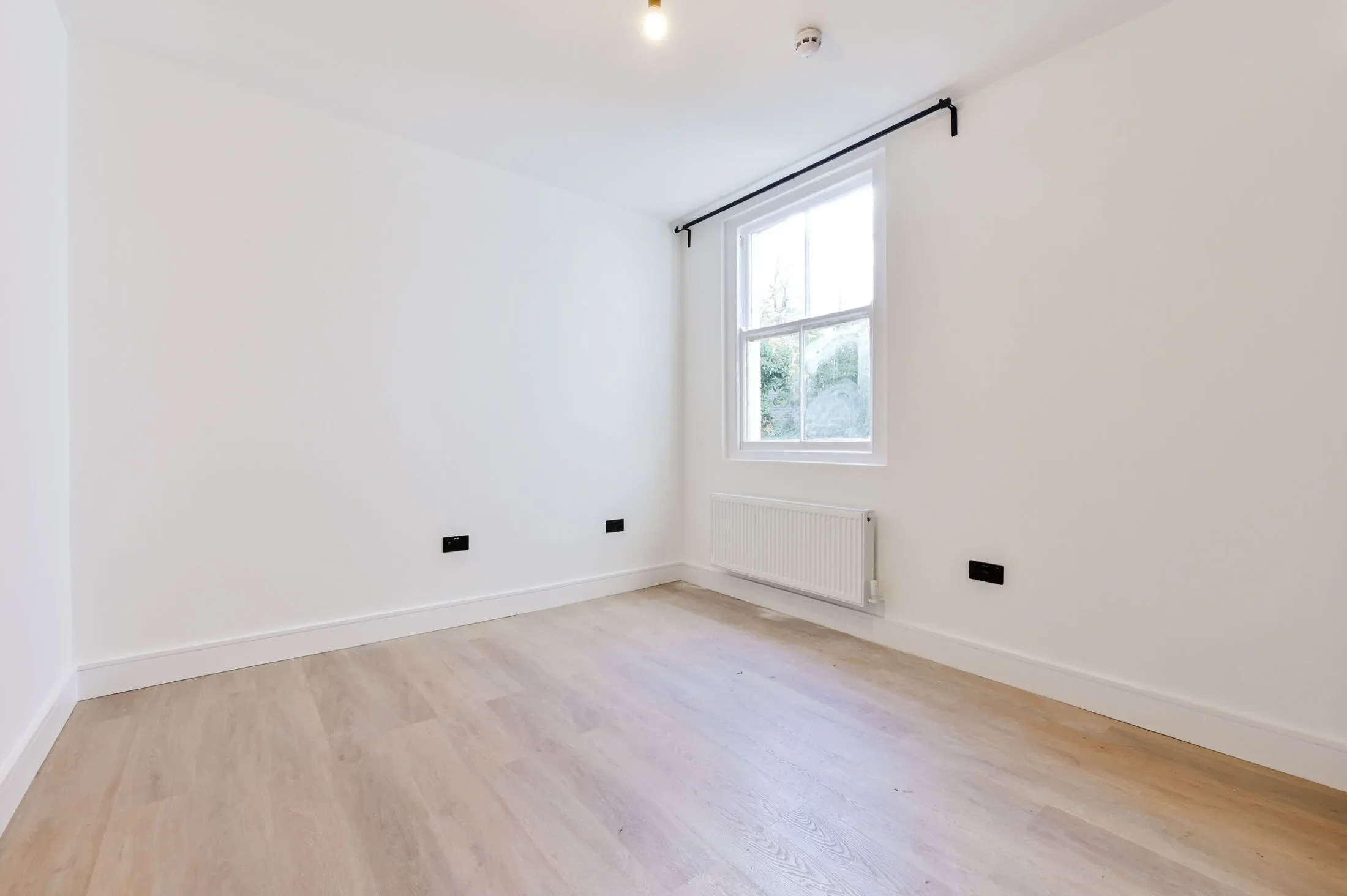 Flat Montpelier Road in Greater London