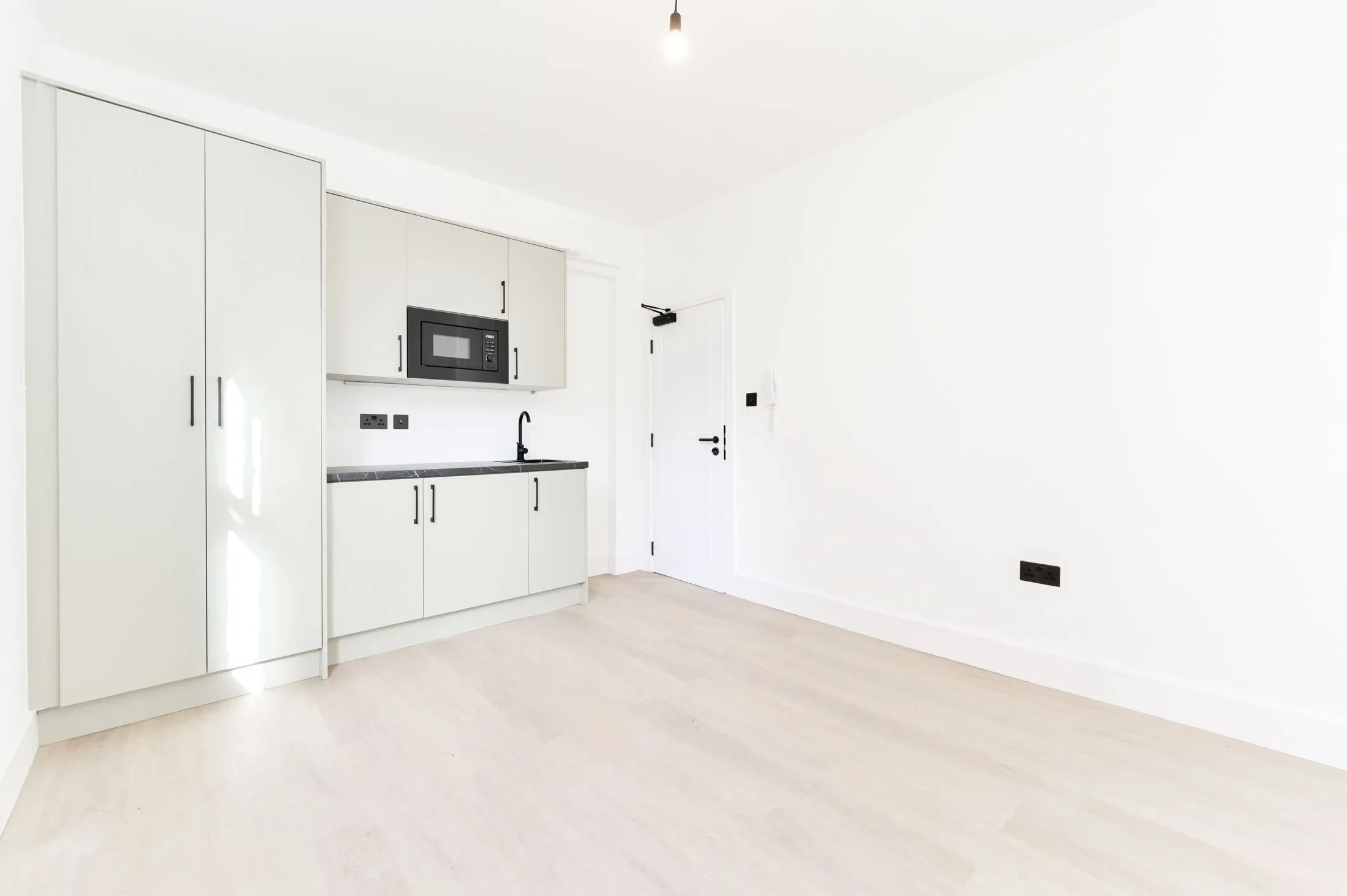 Flat Montpelier Road in Greater London