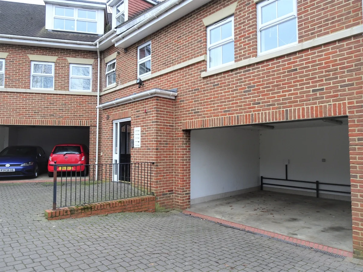 Flat Connaught Road in Hart
