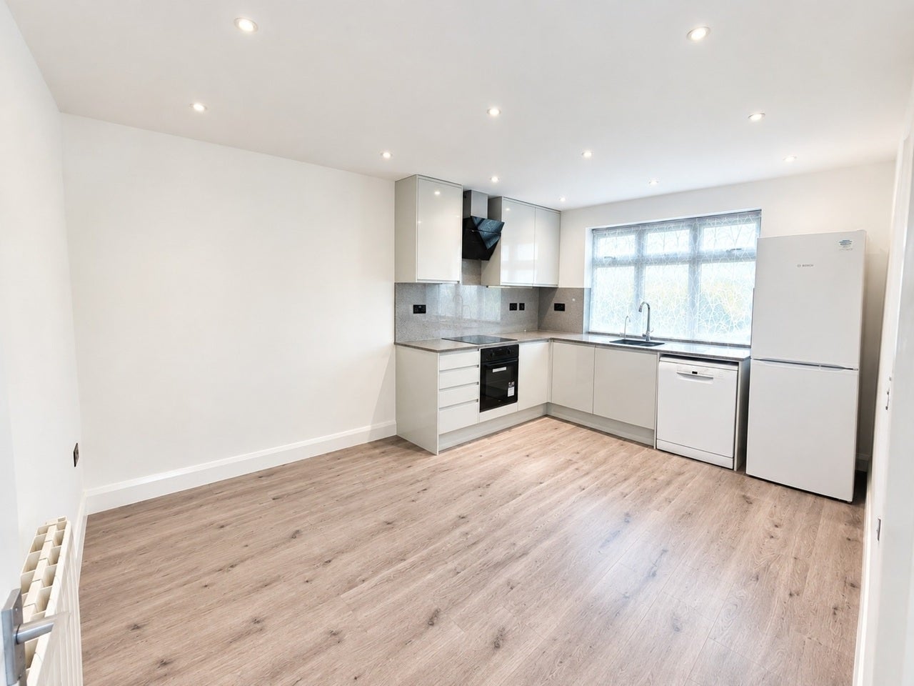 Flat Hunters Grove in Greater London