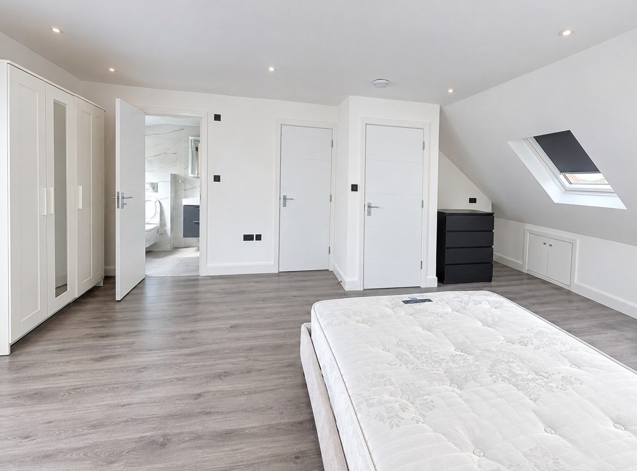 Flat Hunters Grove in Greater London
