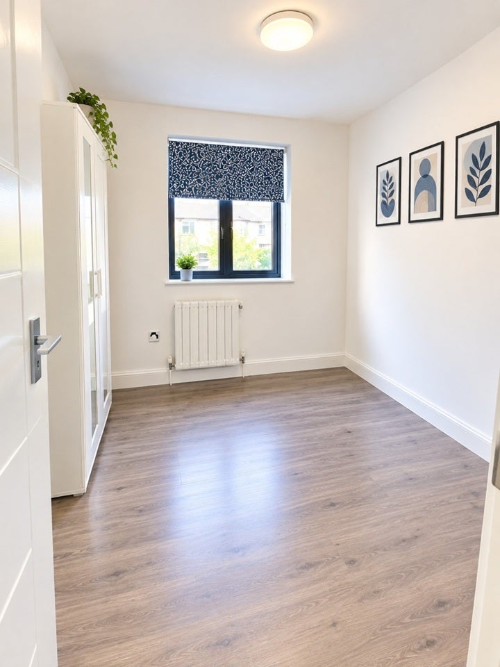 Flat Hunters Grove in Greater London