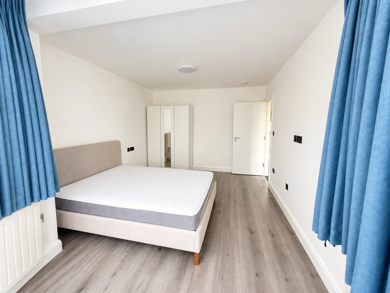 Flat Hunters Grove in Greater London