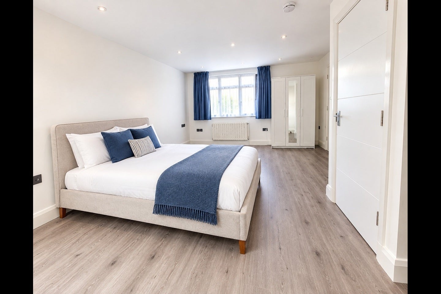 Flat Hunters Grove in Greater London