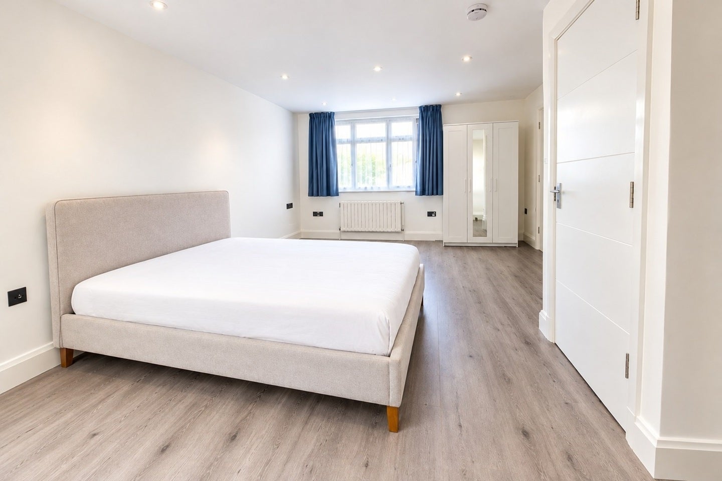 Flat Hunters Grove in Greater London