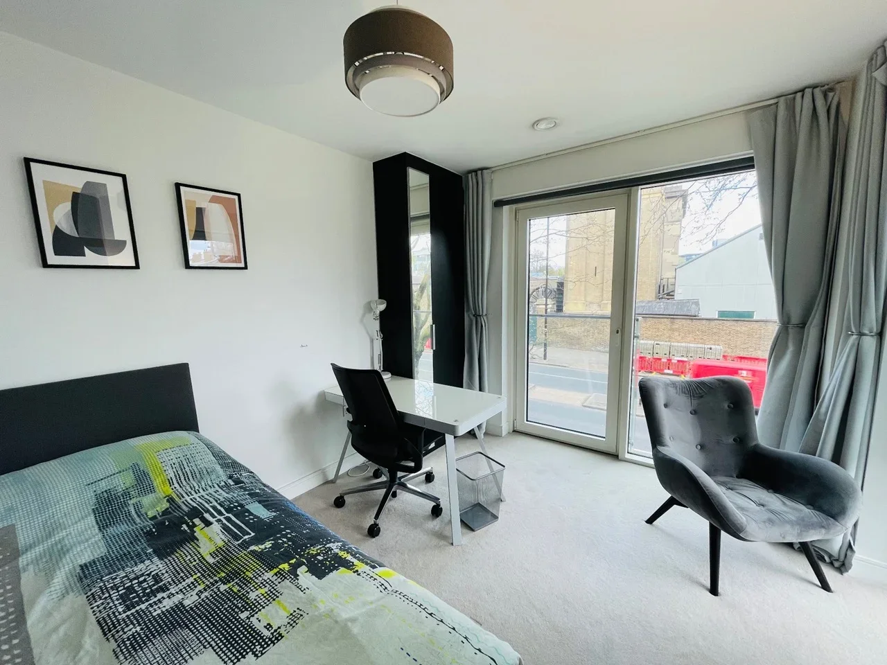 Flat Kew Bridge Road in Greater London